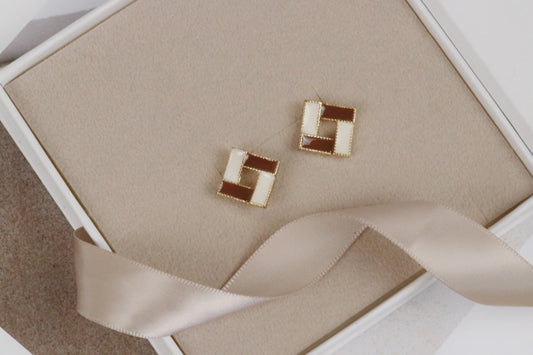Gold Retro Stud Earrings, Outline Vintage Earrings, Gold Minimalist Earrings, Women Everyday Earrings, Gift for Her